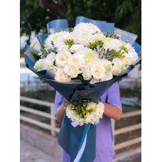 ANASTAYA ve beyaz güller olusan çiçek buketi