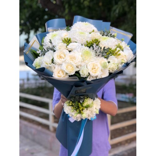 ANASTAYA ve beyaz güller olusan çiçek buketi