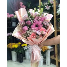  Mutluluk dolusu  bir çiçek buket