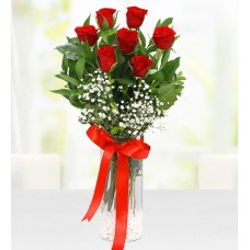 Cam vazoda 7 adet kırmızı gül arjmanı