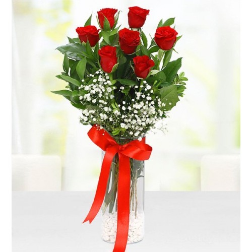 Cam vazoda 7 adet kırmızı gül arjmanı