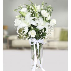 beyaz lilyum beeyaz gül buketi vazoda