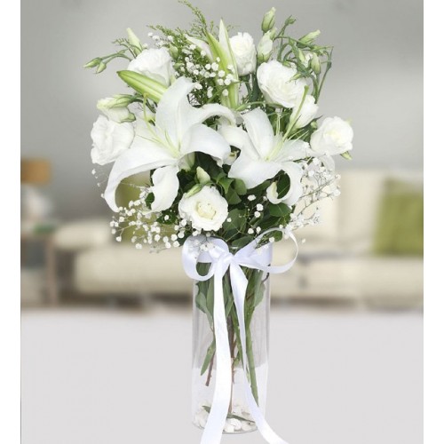 beyaz lilyum beeyaz gül buketi vazoda beyaz lilyum beeyaz gül buketi vazoda